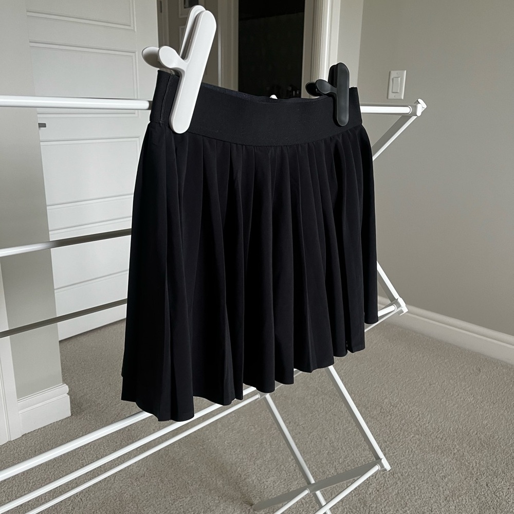 ARITZIA TNA BLACK PLEATED SKORT